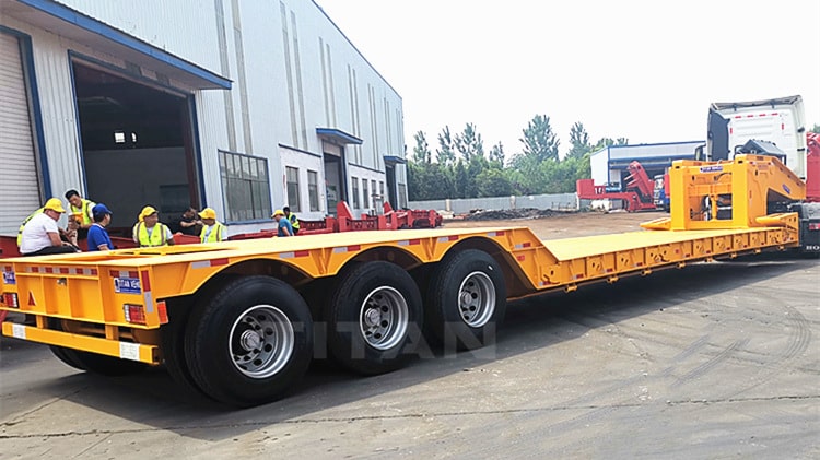 The detachable gooseneck trailer can use the lifting cylinder installed on the vehicle to support the front part of the semi trailer body on the ground. After the tractor is separated from the saddle of the semi trailer, the tractor is driven away from the semi trailer. When the tractor leaves, the front part of the semi trailer can be placed on the ground through the lifting cylinder, and the lifting cylinder can be continuously manipulated to convert the gooseneck platform into a semi trailer ladder, thereby solving the problem of the large rear part of the detachable gooseneck trailer.  3 Axle Detachable Gooseneck Trailer for Sale in Nigeria